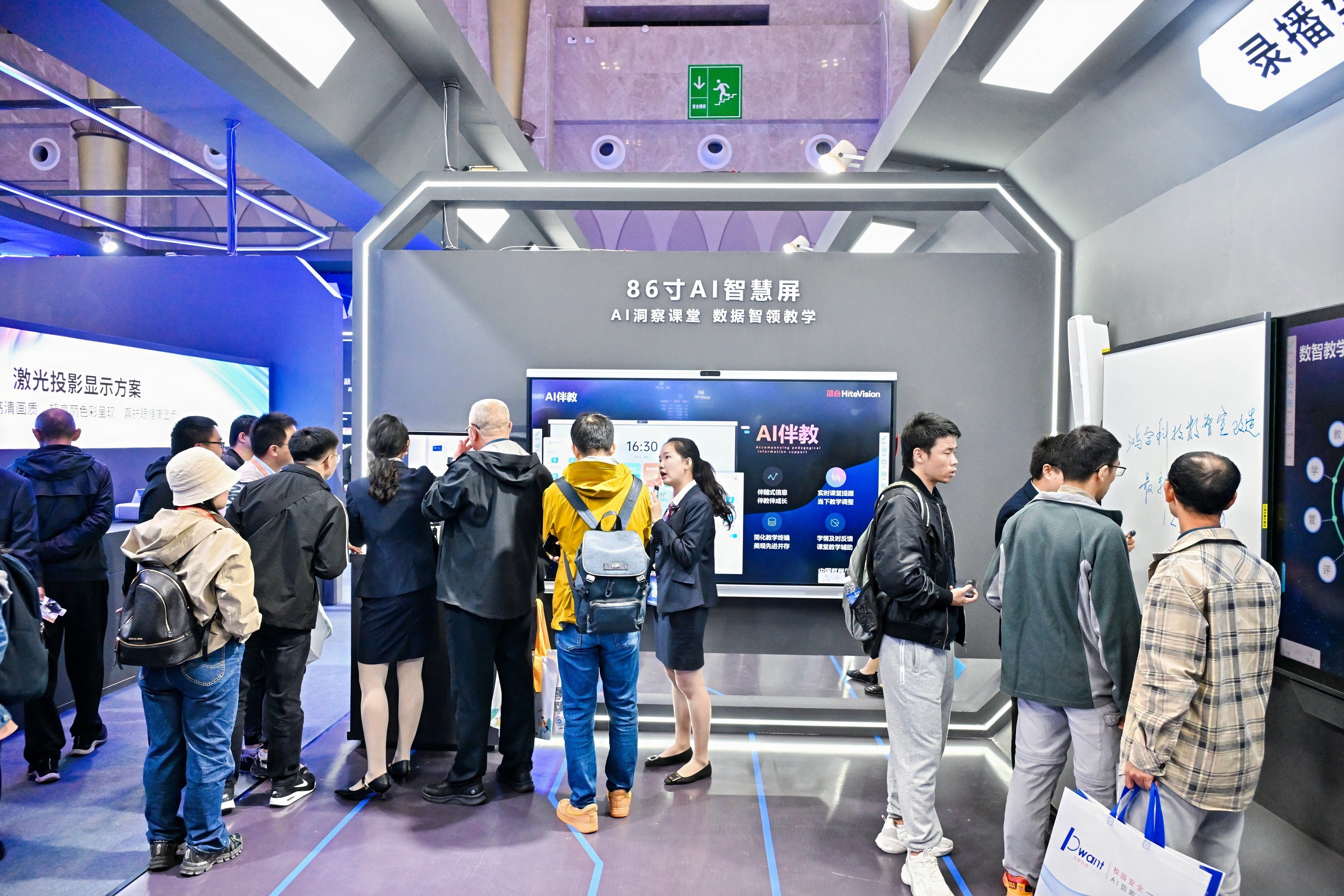 pg电子亮相第84届教装展：打造AI时代的未来教育空间